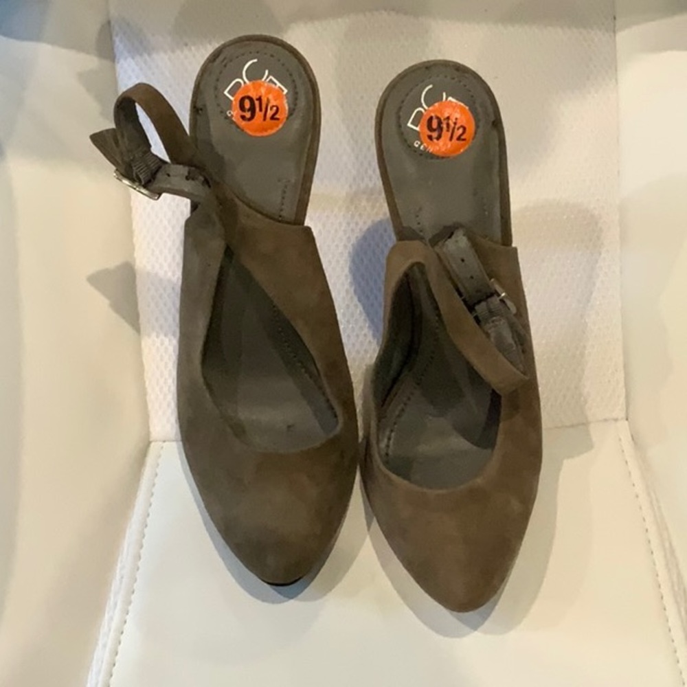 BCBG - WOMANS HIGH HEELS - FAIR CONDITION - USED